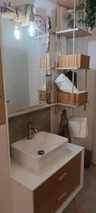 un baño con lavabo y espejo en Villa sémaphore, suite la Fleur de Sel, en Salin-de-Giraud