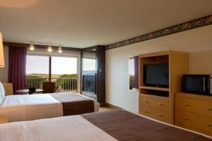 מיטה או מיטות בחדר ב-Hi Tide Oceanfront Inn