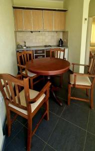 Kuchyň nebo kuchyňský kout v ubytování Apartmani Crypto House