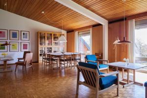 a dining room with tables and chairs in a room at Løgumkloster Refugium in Løgumkloster