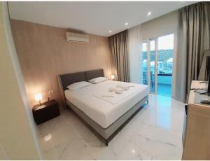 卡薩米里的住宿－GB Rooms，一间卧室配有一张床,上面有两条毛巾