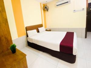 a bedroom with a bed in a room at Sun Inns Hotel Cheras - Balakong in Cheras