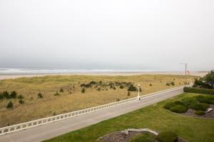 a road near the beach with the ocean in the background at Hi Tide Oceanfront Inn in Seaside