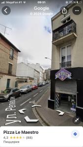 eine Straße mit Autos, die an der Seite eines Gebäudes geparkt sind in der Unterkunft Joli 2 pièces - du centre de Paris 12 minutes in Les Lilas