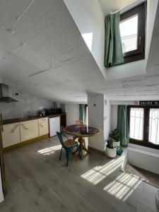 een woonkamer met een tafel en een keuken bij Ateneo Cuenca in Cuenca