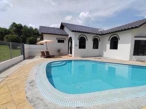 Bazén v ubytování Luxpro Pool & Scenic View Villa 217 nebo v jeho okolí