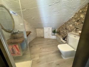 een kleine badkamer met een toilet en een wastafel bij Ateneo Cuenca in Cuenca