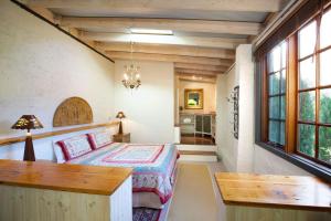 Ένα ή περισσότερα κρεβάτια σε δωμάτιο στο Little Haven Leura Cottage with Spa Bath and BBQ