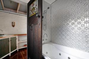 Ένα μπάνιο στο Little Haven Leura Cottage with Spa Bath and BBQ
