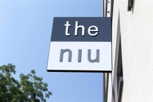 un panneau indiquant le nmu sur le côté d'un bâtiment dans l'établissement the niu Stream, à Mönchengladbach