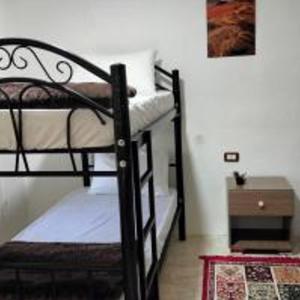 Łóżko lub łóżka piętrowe w pokoju w obiekcie Z3 Hostel