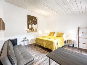 una camera con letto e divano di POOL AC King Bed Cozy Rooms - Villa Vaiaire a Vaïare