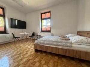 מיטה או מיטות בחדר ב-Noclegi U Bram Klasztoru