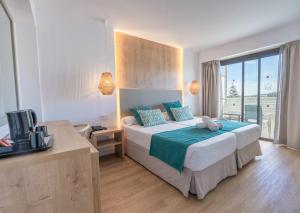 Postel nebo postele na pokoji v ubytování Bahía de Alcudia Hotel & Spa