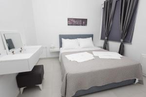 A bed or beds in a room at Porto Heli Sea Getaway - Port House G