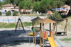 un parque infantil con tobogán y columpio en Tente 3 étoiles - Parc aquatique - eecfci, en Saint-Maime