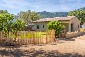 En generel udsigt til bjerge eller udsigt til bjerge taget fra lejligheden