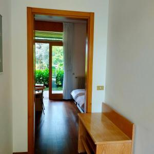 Habitación con 1 dormitorio con 1 cama y 1 mesa. en Hotel Del Parco Ristorante Loris, en Pieve di Soligo