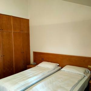Habitación pequeña con 2 camas en Hotel Del Parco Ristorante Loris en Pieve di Soligo