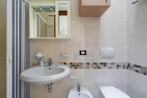 ein Bad mit einem Waschbecken und einem Spiegel in der Unterkunft Trilo di Giuseppe 466 in Tricase