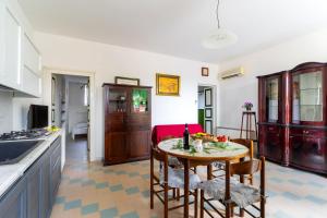 eine Küche mit einem Tisch und Stühlen im Zimmer in der Unterkunft Trilo di Giuseppe 466 in Tricase
