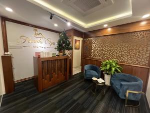 une salle d'attente avec deux chaises et un sapin de Noël dans l'établissement Florida Nha Trang Hotel & Spa, à Nha Trang