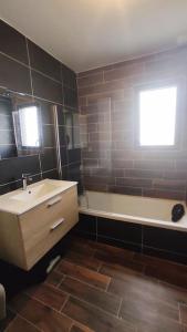 Ένα μπάνιο στο Le Refuge des Artistes +7 φωτογραφίες