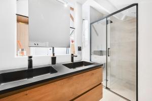 un baño con lavabo y ducha en L'Arty - Maison avec jardin - 6p, en Villemomble 30 fotos más