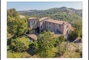 an aerial view of a large house on a hill at B&B Le Ginestre in Sala Baganza