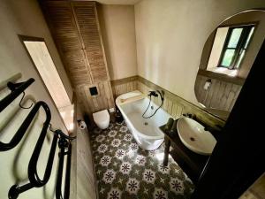 Koupelna v ubytování Kupetaite - Straw Bale Cabin in Nature + 11 fotografií