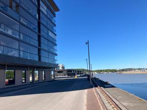 un grande edificio accanto a un corpo idrico di Seaside Lux a Turku