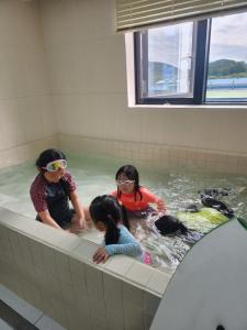 a group of people in a bath tub at Hound Hotel Gijang Osiria in Busan