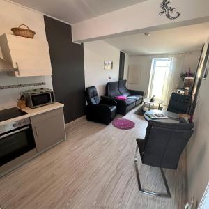 ein kleines Wohnzimmer mit einer Küche und einem Wohnzimmer in der Unterkunft Gästehaus Schulz in Ahlbeck