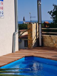 basen na drewnianym tarasie obok budynku w obiekcie Bellavista Medulin Sea View w Medulinie