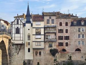 an old building next to a large castle at Chill and work in Villeneuve-sur-Lot