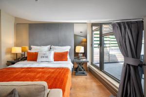 1 dormitorio con 1 cama grande y balcón en Sentire Hotels & Residences, en Estambul
