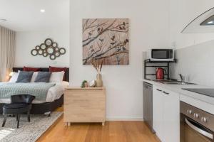 Η κουζίνα ή μικρή κουζίνα στο Comfy Studio with Shared Backyard near Racecourse