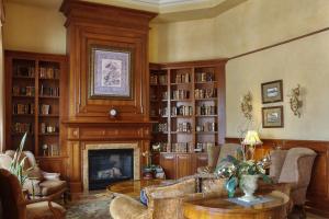 a living room with a fireplace and a fire place at Carlton Hotel in Atascadero
