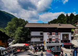 Nespecifikovaný výhled na hory nebo výhled na hory při pohledu z hotelu