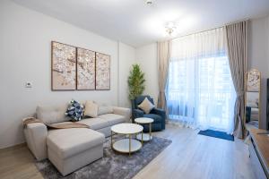 een woonkamer met een bank en een tafel bij 1 Bedroom Apartment Yas Island in Abu Dhabi