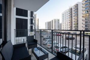 アブダビにあるF1 Dreamstay 1bhk Gym Poolの市街の景色を望むバルコニー(椅子付)