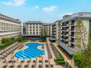 uma vista aérea de um resort com uma piscina e cadeiras em Villa Sunflower Beach Hotel - All Inclusive em Alanya