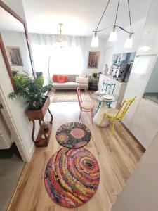 sala de estar con alfombra en el suelo en Kyra House Centro Vigo, en Vigo