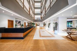um átrio de escritório com um longo corredor com plantas em Villa Sunflower Beach Hotel - All Inclusive em Alanya