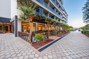 um edifício de apartamentos com árvores fora dele em Villa Sunflower Beach Hotel - All Inclusive em Alanya
