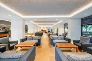 uma sala de espera com sofás e mesas em Villa Sunflower Beach Hotel - All Inclusive em Alanya