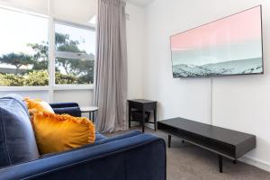 un soggiorno con divano blu e finestra di Comfy Balcony Studio near Parks, Shopping & Dining a Sydney