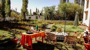 un tavolo e sedie in giardino con tavolo di Ladakh Eco House a Leh