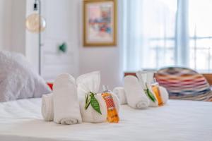 una mesa con toallas y botellas encima de la cama en L’app’Art Cannes - Contemporain Centre-Ville, en Cannes