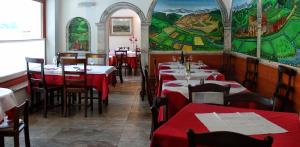 Un restaurante o sitio para comer en Locanda Del Re